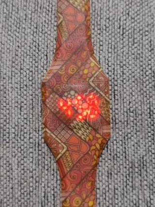 Reloj LED con diseño multicolor