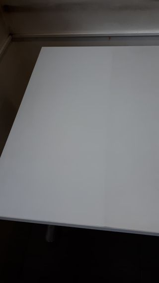 Mesas de oficina madera y metal gris