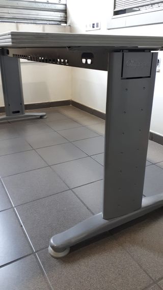 Mesas de oficina madera y metal gris