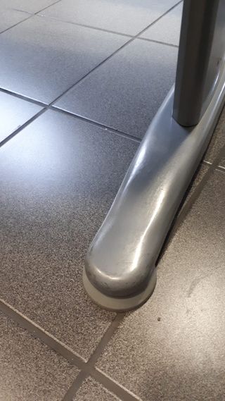 Mesas de oficina madera y metal gris