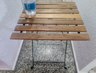 Mesa de terraza de madera y metal