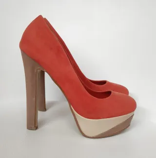 Zapatos de tacón naranjas y beige