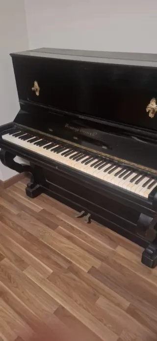 Piano Bernareggi Gassó y Cia. Teclas Marfil