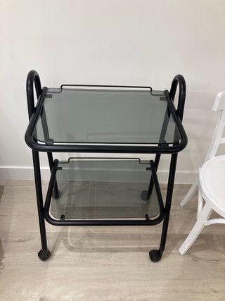 Mesa auxiliar negra cristal y ruedas