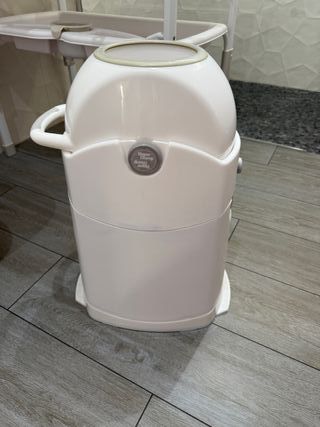 Contenedor de pañales blanco
