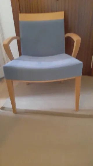 Sillón vintage tela y madera. Color azul grisáceo.