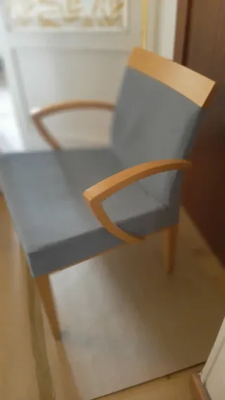 Sillón vintage tela y madera. Color azul grisáceo.