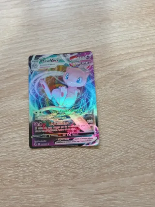 Carta Pokémon Mew VMAX recién abierta