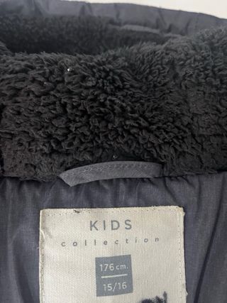 Cazadora gris con capucha