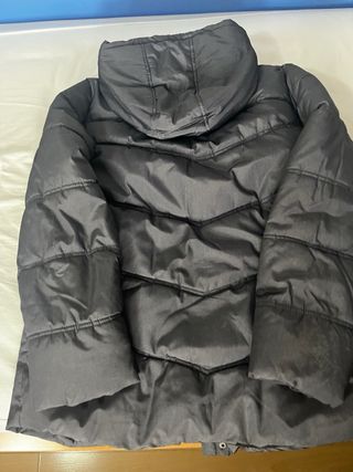 Cazadora gris con capucha
