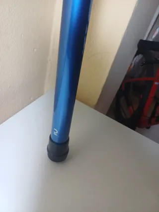 Caña de pescar y carrete azul