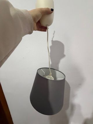 Lámpara colgante IKEA gris y blanca