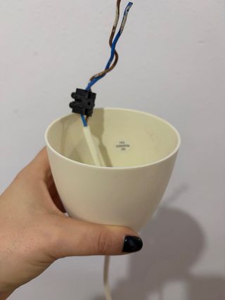 Lámpara colgante IKEA gris y blanca