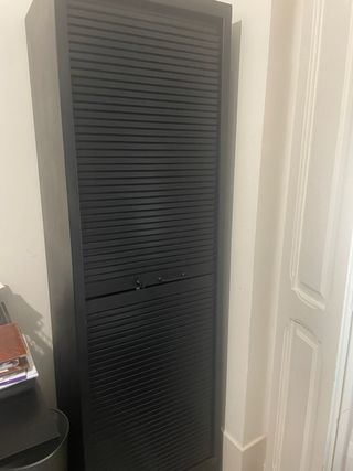 Estanterías metálicas de oficina con persiana