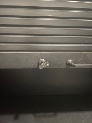 Estanterías metálicas de oficina con persiana