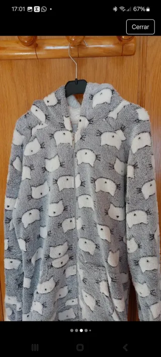 Mono pijama gris con estampado