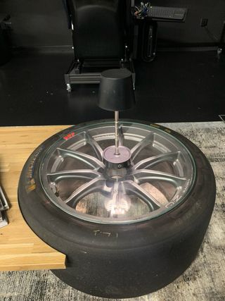 Tavolino ruota racing in vetro e metallo