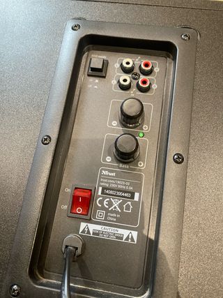 Subwoofer y 2 altavoces 2.1. Trust TGXT 38.