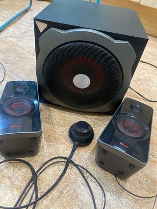 Subwoofer y 2 altavoces 2.1. Trust TGXT 38.