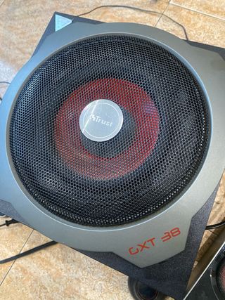 Subwoofer y 2 altavoces 2.1. Trust TGXT 38.