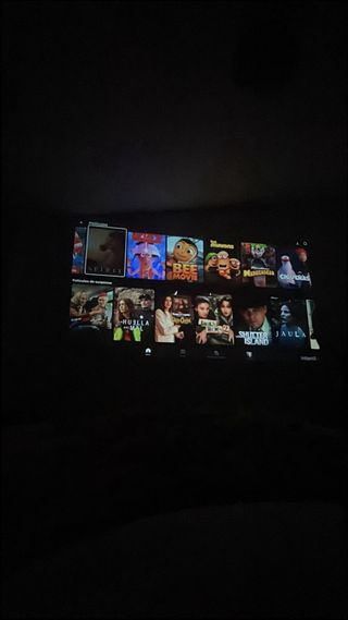 Proyector Wifi gris con mando