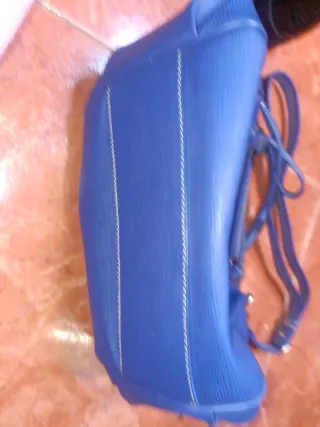 Bolso azul de mano y hombro