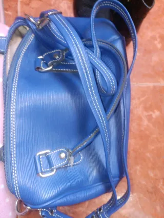 Bolso azul de mano y hombro