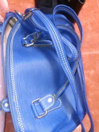 Bolso azul de mano y hombro