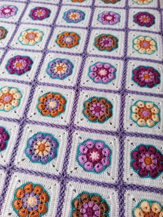 Manta de ganchillo hecha a mano