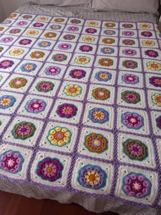 Manta de ganchillo hecha a mano