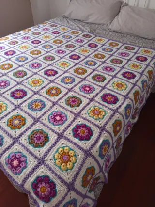 Manta de ganchillo hecha a mano