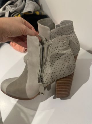 Botines grises Xti con cremallera