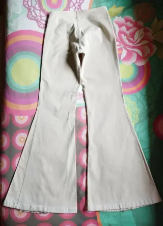 Pantalón beige campana de Bershka