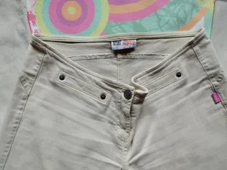 Pantalón beige campana de Bershka