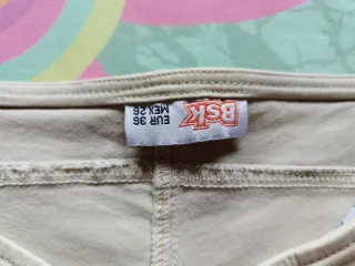 Pantalón beige campana de Bershka