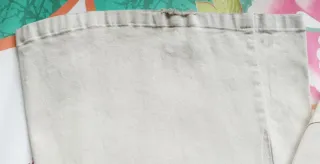 Pantalón beige campana de Bershka