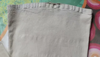 Pantalón beige campana de Bershka