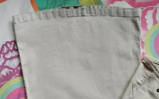 Pantalón beige campana de Bershka