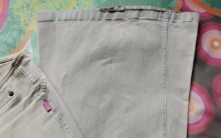 Pantalón beige campana de Bershka