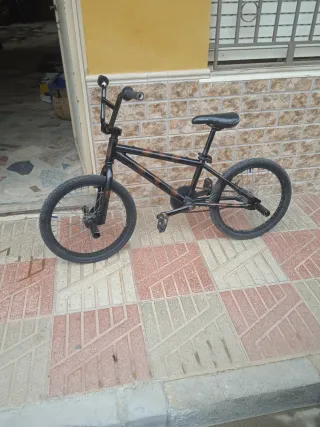 Bicicleta BMX negra