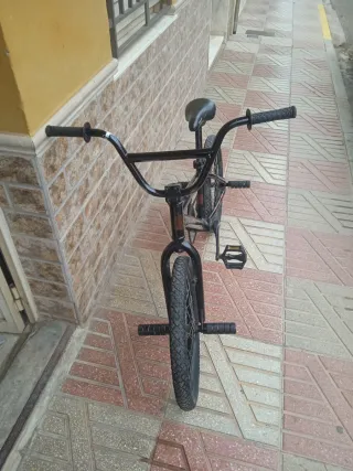 Bicicleta BMX negra