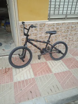 Bicicleta BMX negra