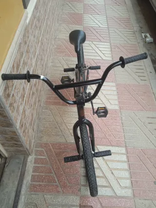 Bicicleta BMX negra