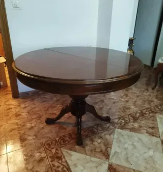 Mesa de comedor de madera