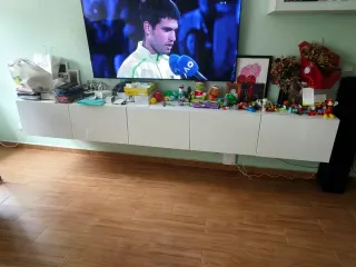 Mueble de salón blanco y madera