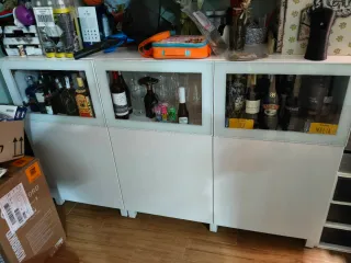 Mueble de salón blanco y madera