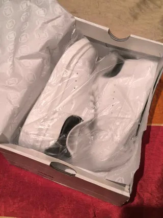 Zapatillas Alexander M Queen Blancas y Negras