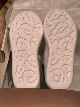 Zapatillas Alexander M Queen Blancas y Negras