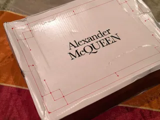 Zapatillas Alexander M Queen Blancas y Negras