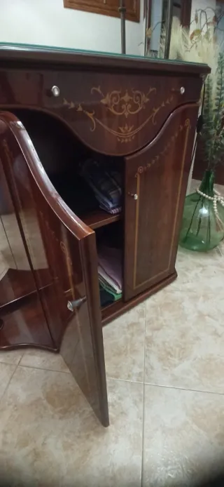 Mueble recibidor clásico de madera